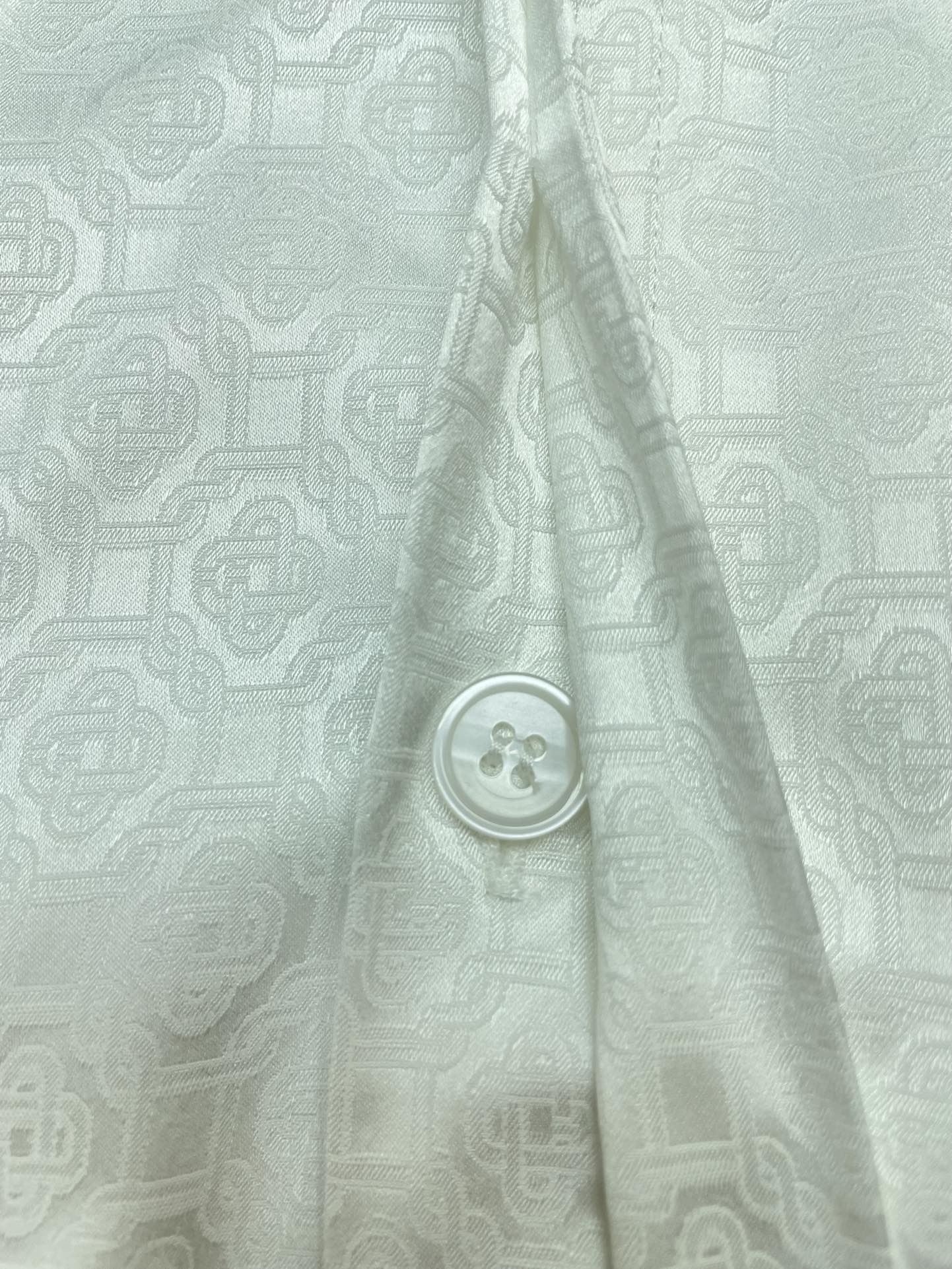 Silk fabric short-sleeved shirt