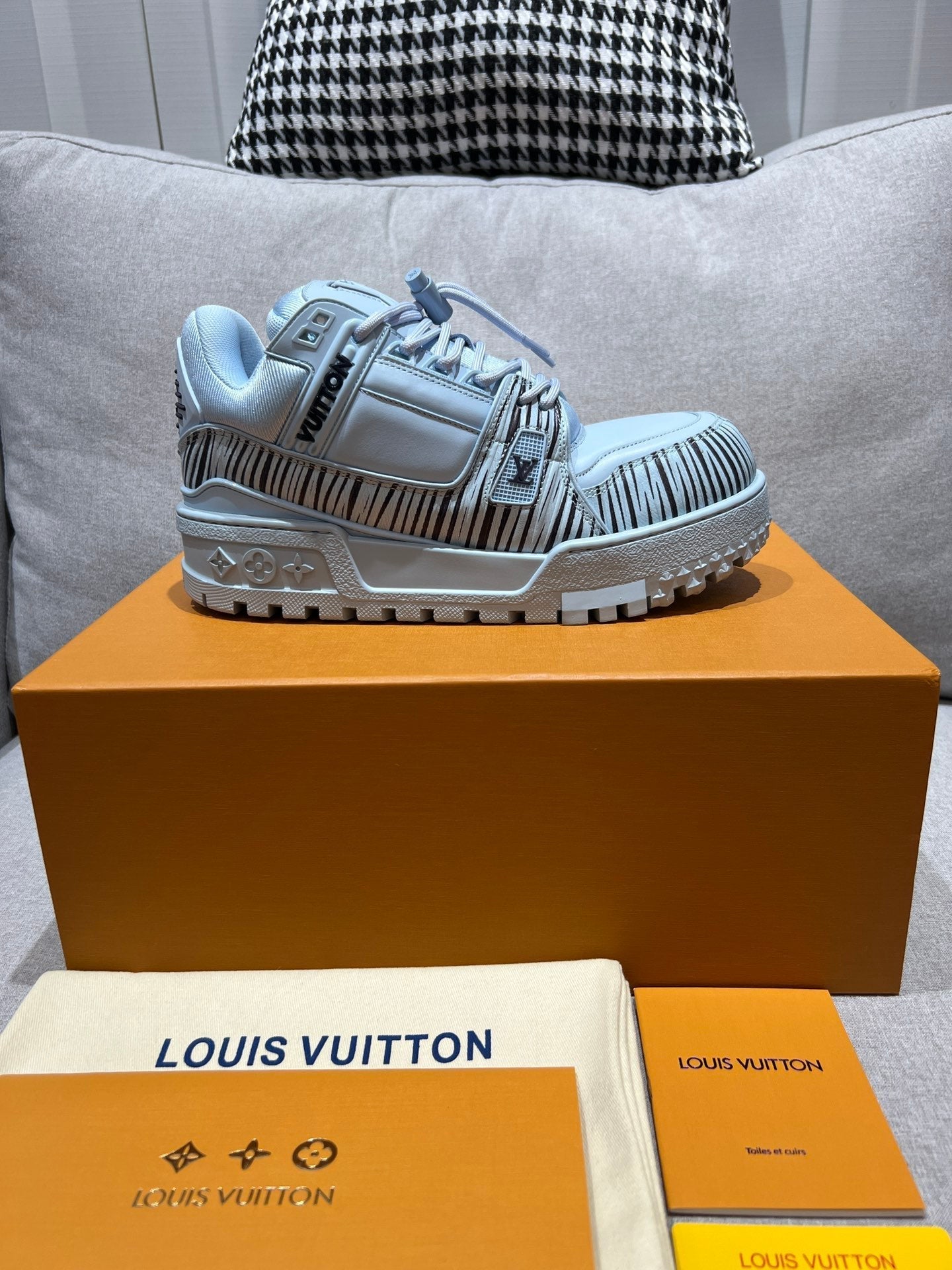 Lace-up Bread Shoes